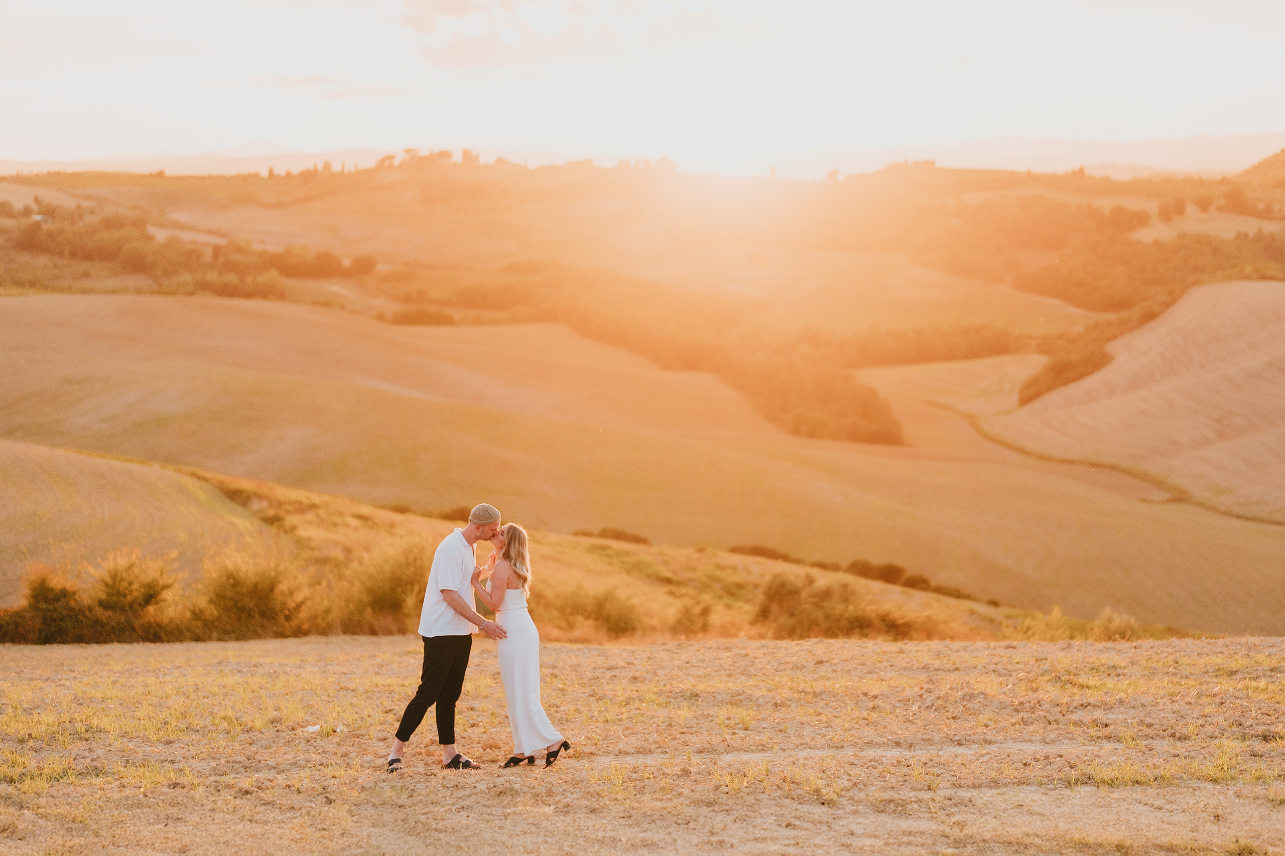 Couple kissing during proposal photography in Tuscany at sunset – Photographer Tuscany Reviews