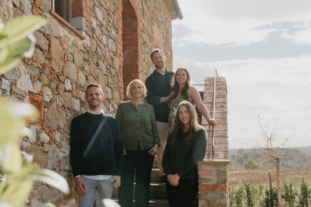 Servizio fotografico di famiglia a Castel Monastero Siena con ritratto naturale all’aperto