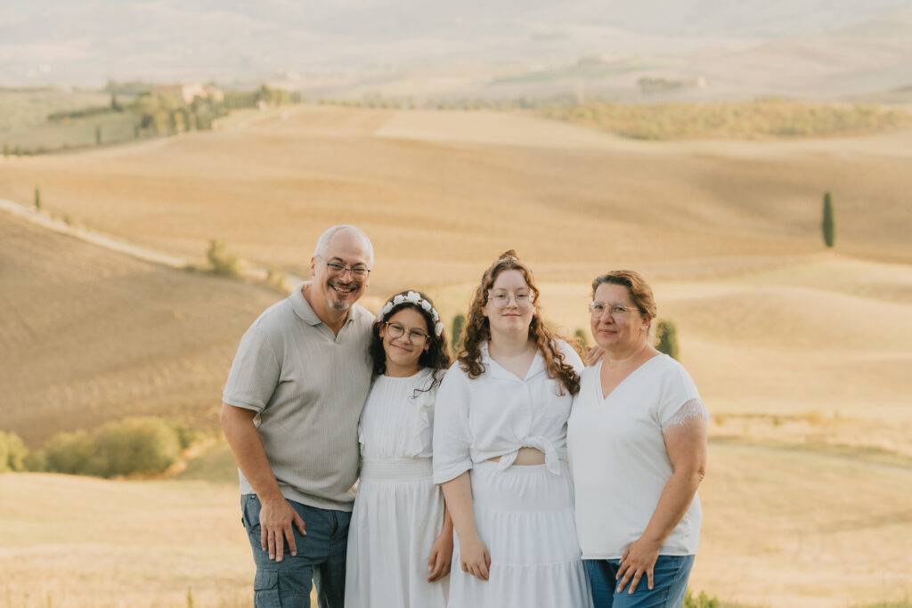 Servizio fotografico di famiglia a Pienza Val d’Orcia Toscana con ritratto all’aperto tra le colline