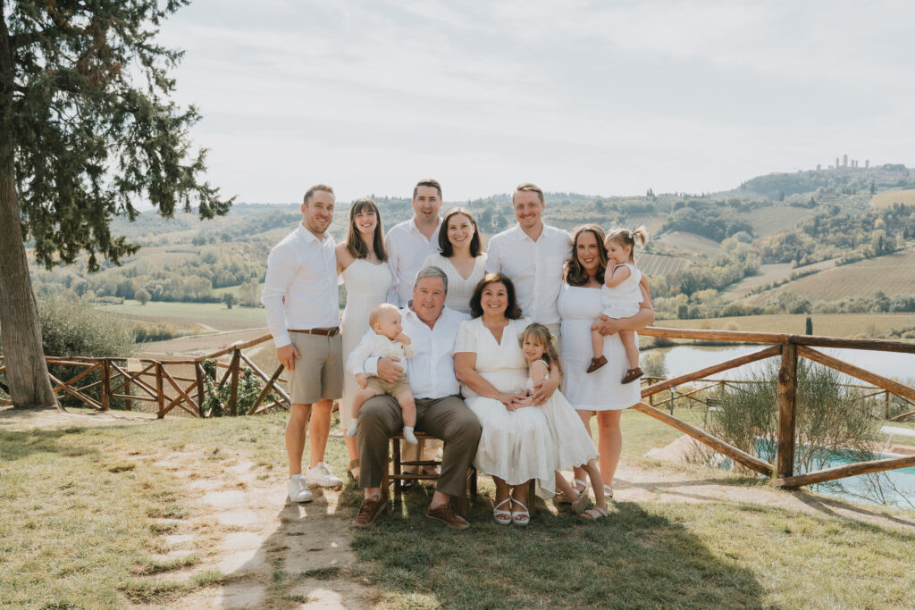 Servizio fotografico di famiglia a San Gimignano Toscana con ritratto di gruppo all’aperto