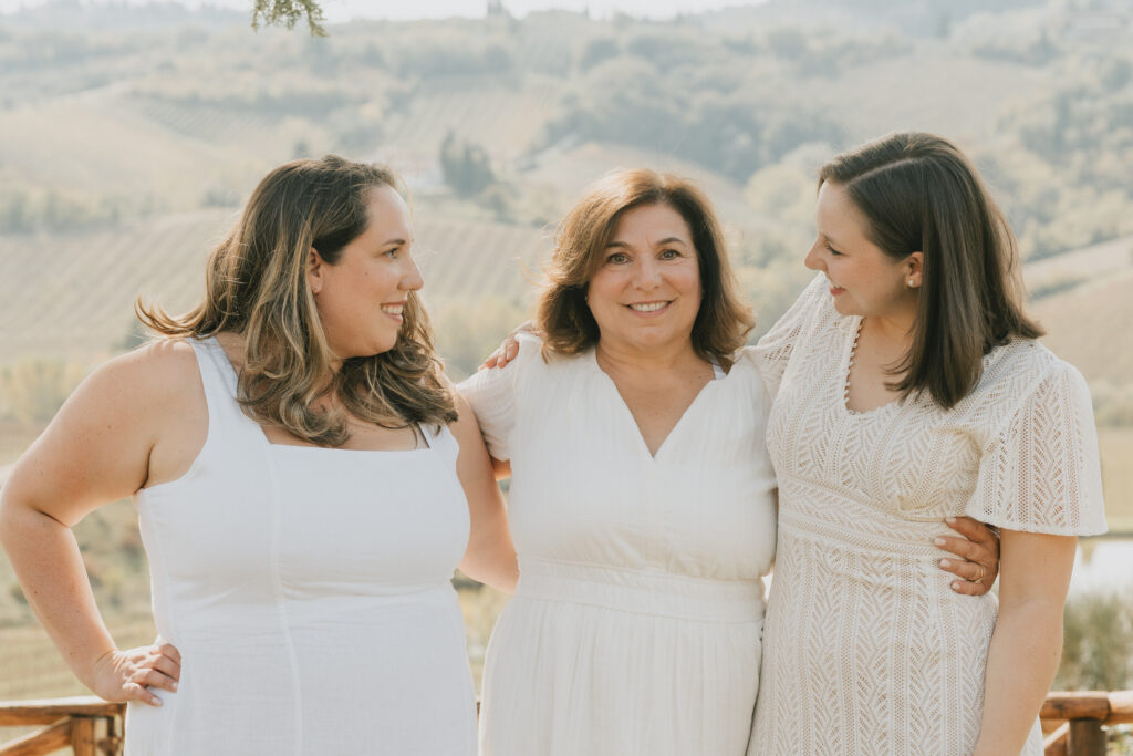 Servizio fotografico di famiglia in Toscana con ritratto tra generazioni in luce naturale