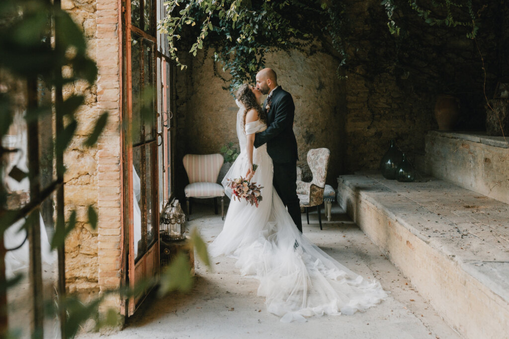 Sposi abbracciati nella limonaia: servizio foto e video matrimonio Villa di Striano