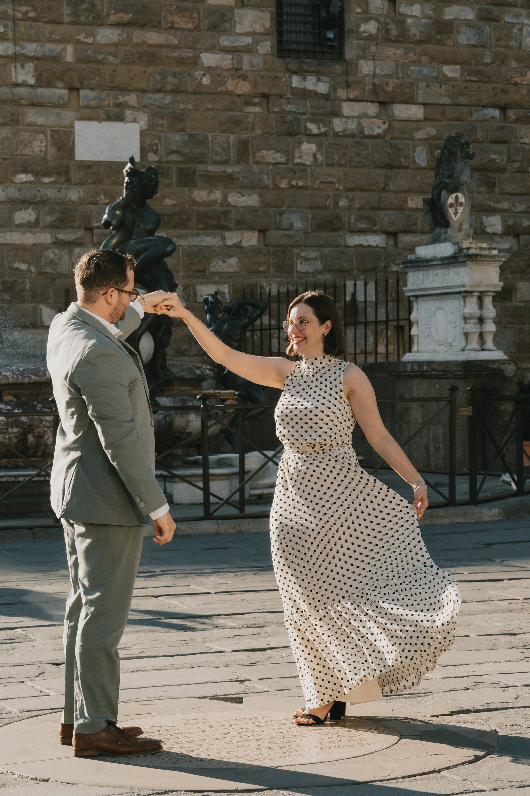 Couple dancing in Piazza della Signoria beside the walls of Palazzo Vecchio