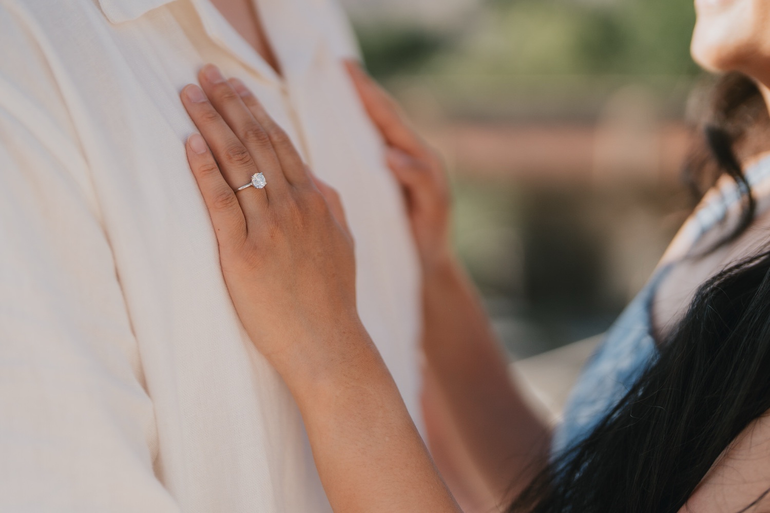 L'anello di fidanzamento sulla mano di lei