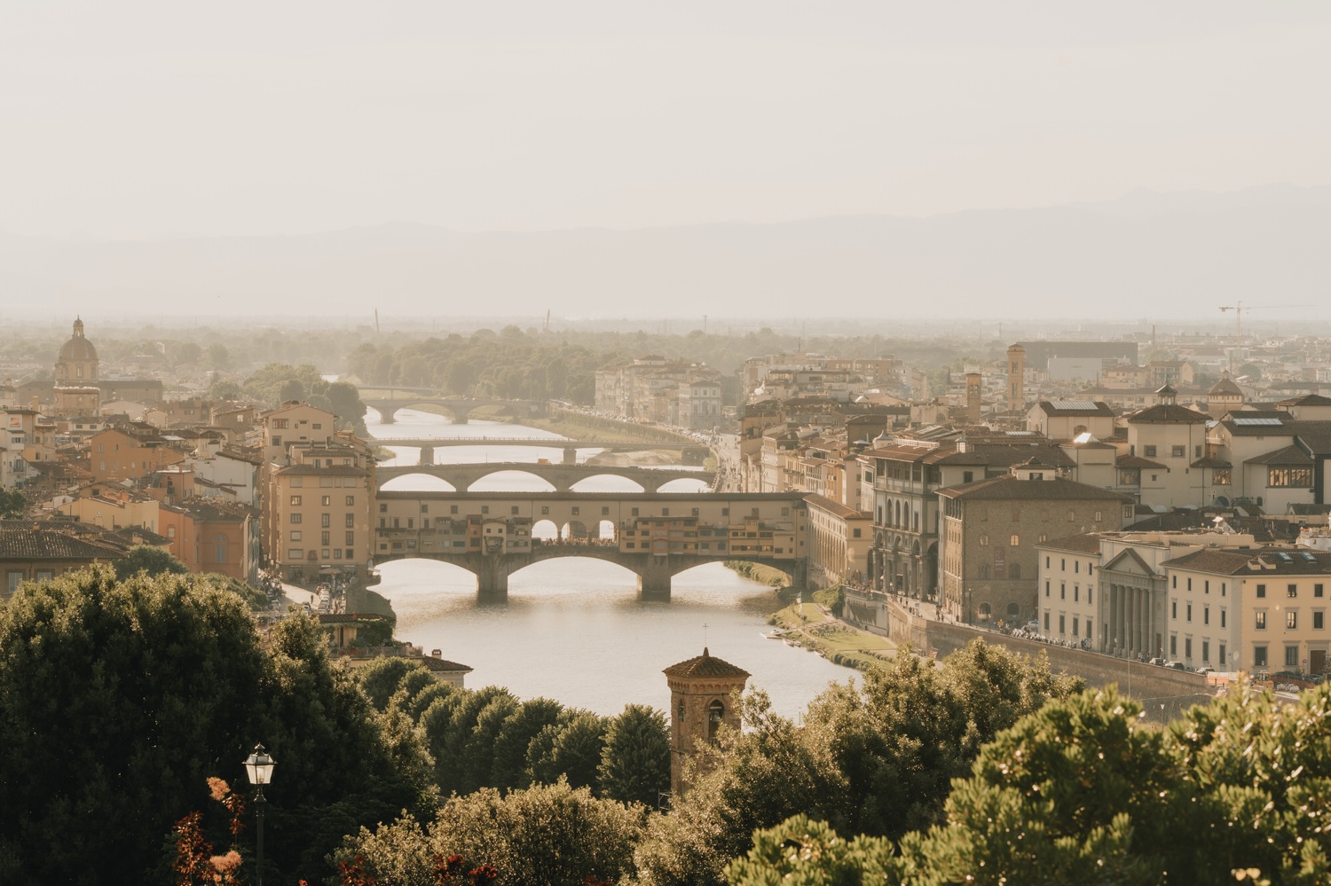 L'Arno e il Ponte Vecchio visti dalla collina