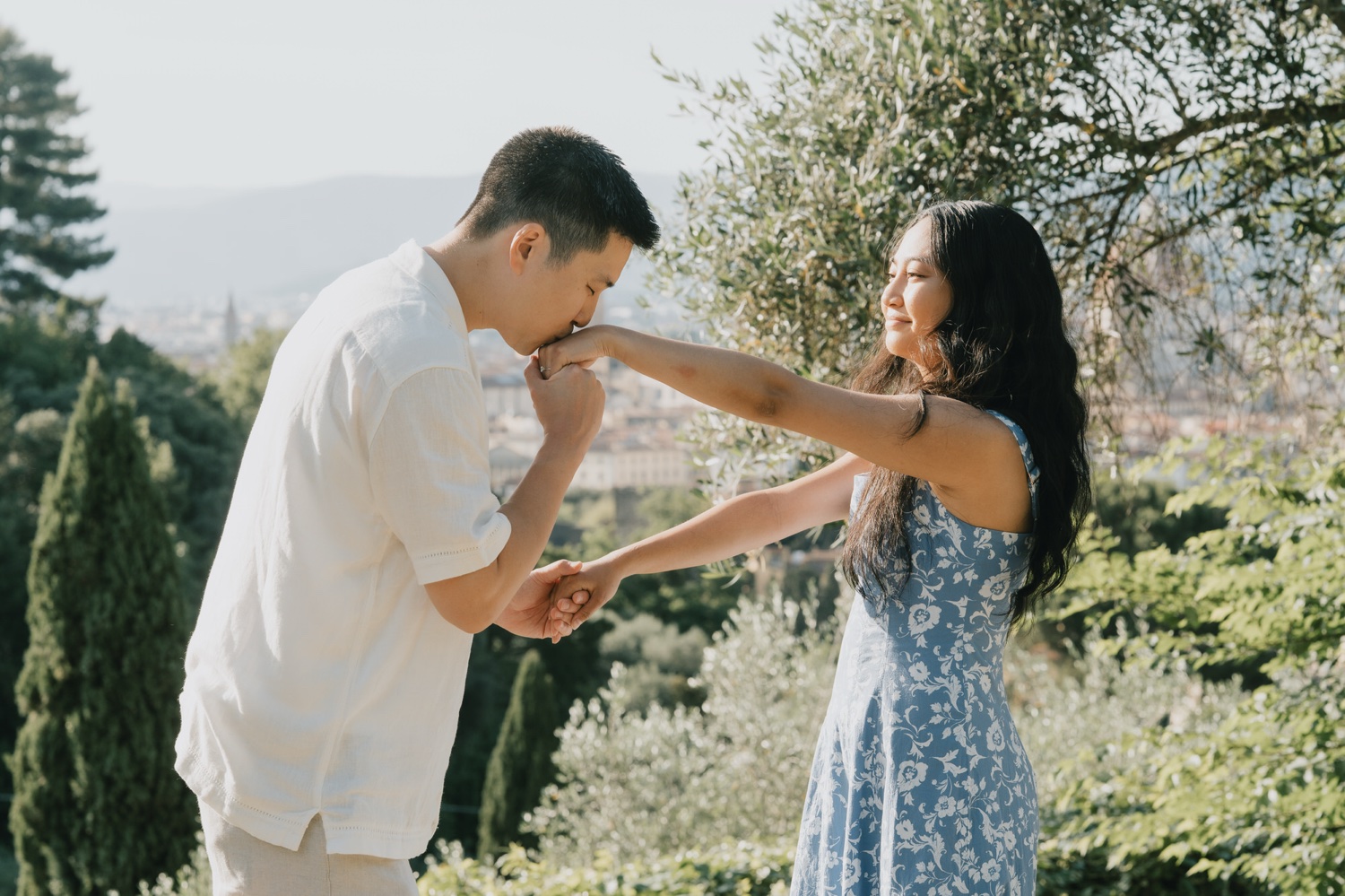 Lui le bacia la mano dopo il sì