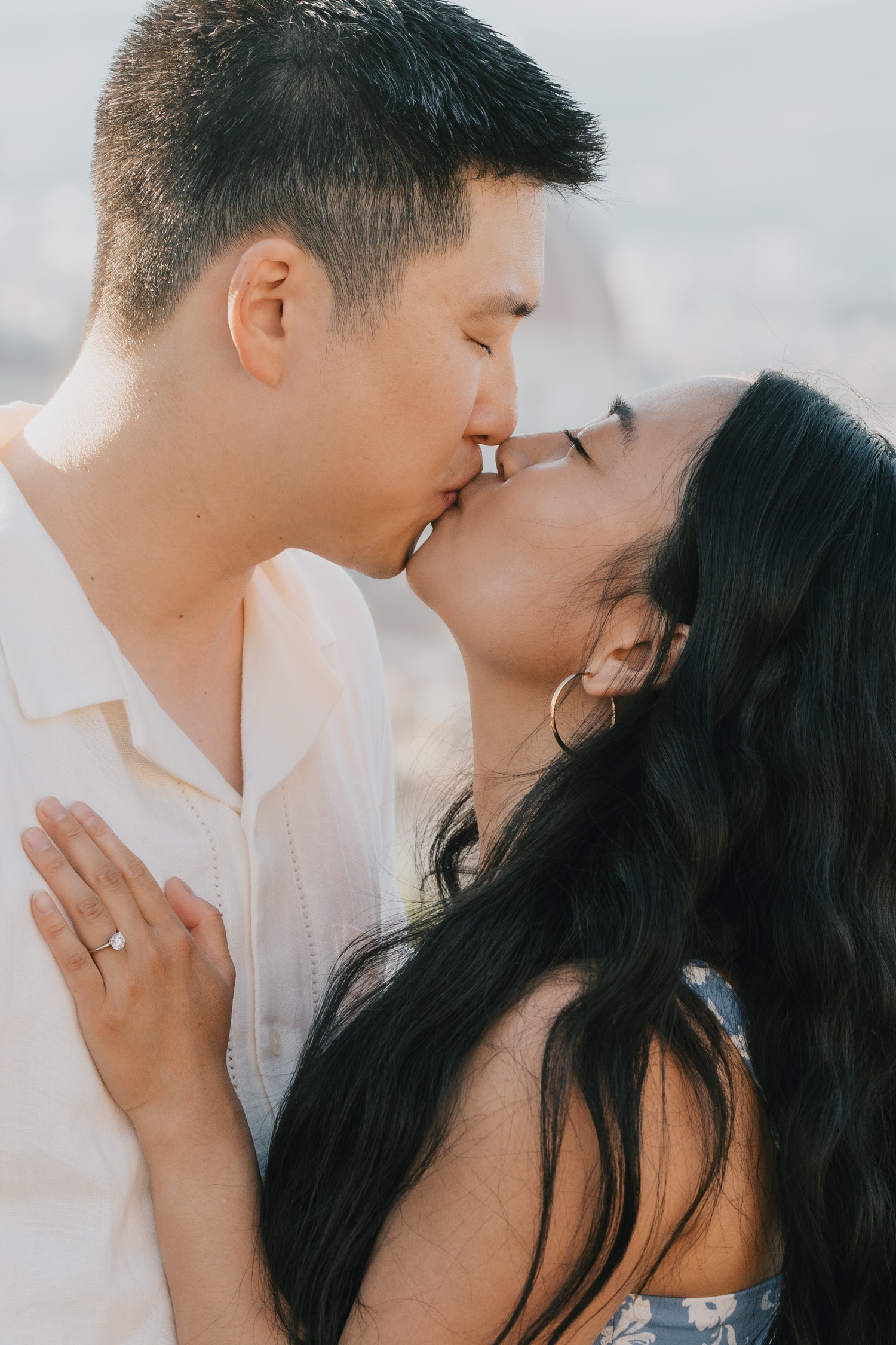 Il bacio dopo la proposta di matrimonio a Firenze