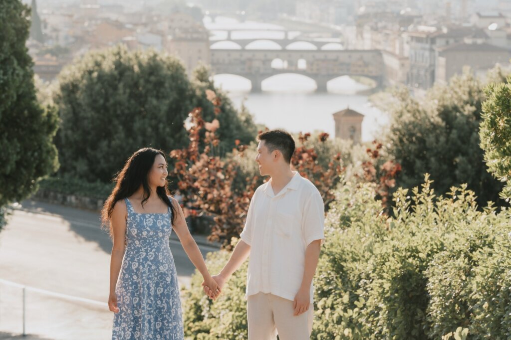 Mano nella mano tra le rose, con il Ponte Vecchio in basso
