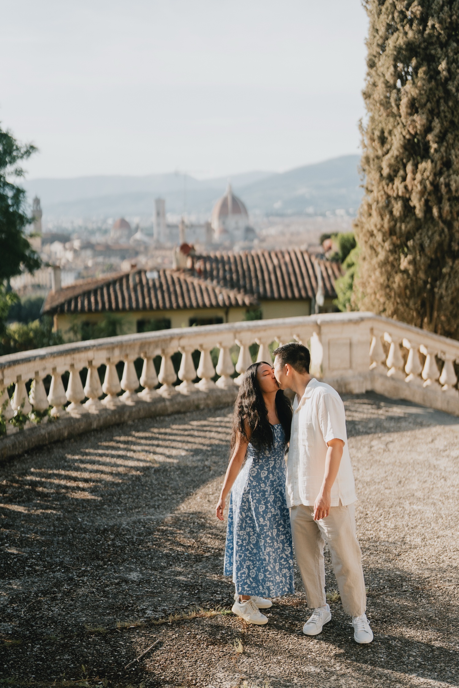 La coppia sulla terrazza con la balaustra curva sopra Firenze