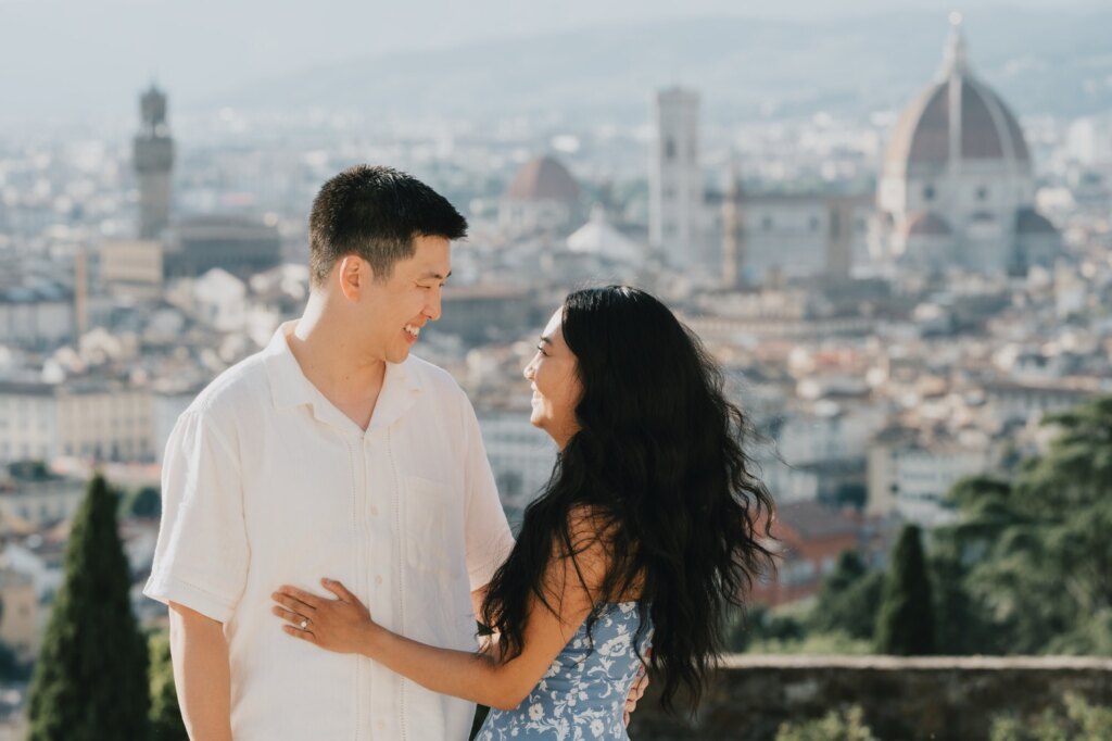 Fidanzati abbracciati con la cupola del Duomo alle spalle