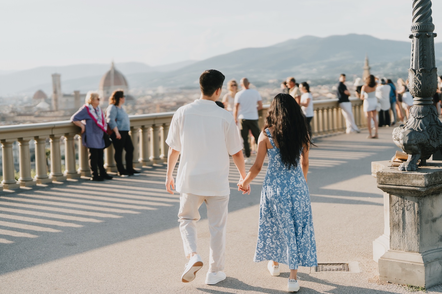 I fidanzati camminano mano nella mano sulla terrazza di Piazzale Michelangelo