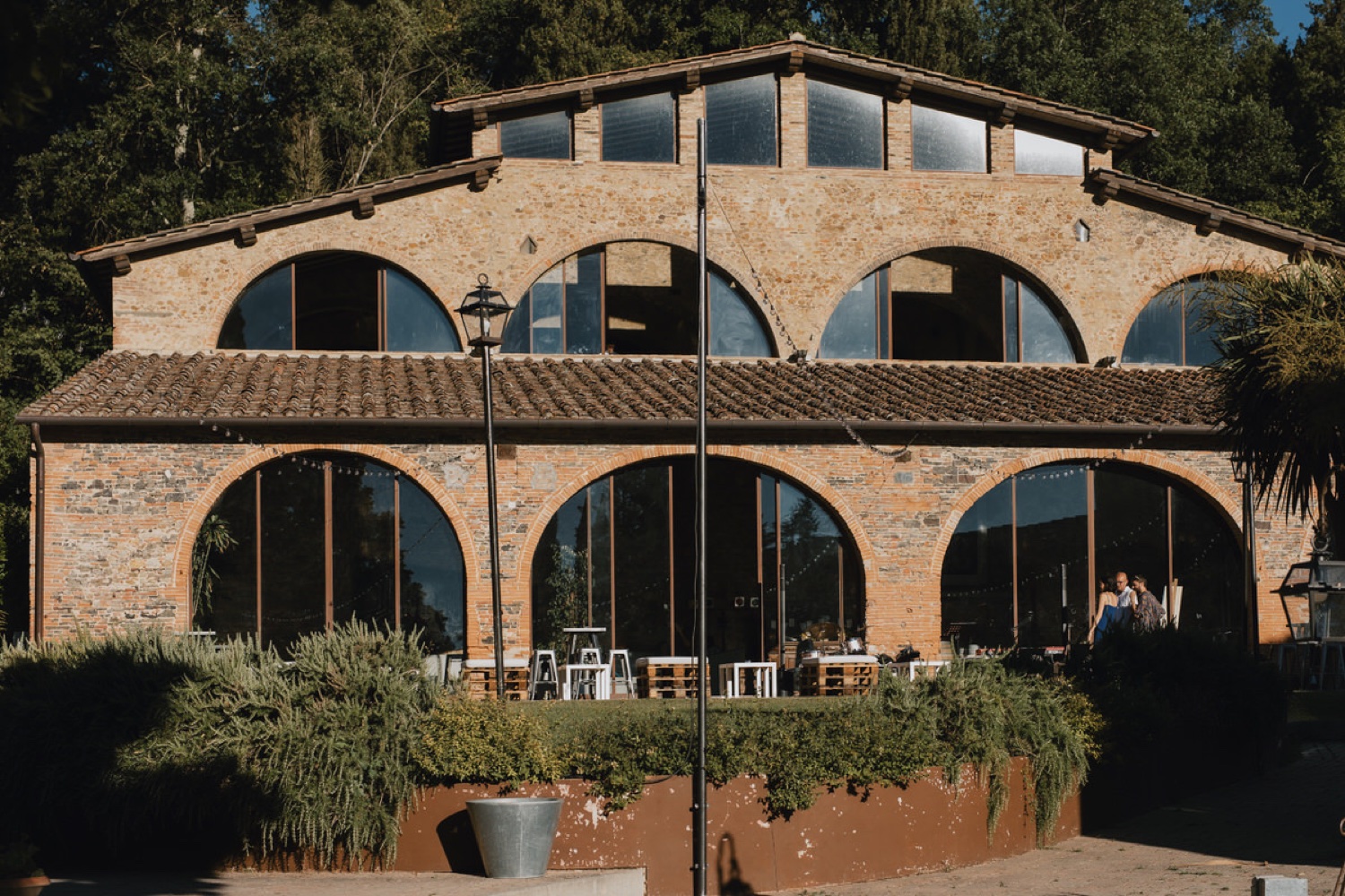 La facciata della Fornace di Sammontana con le arcate