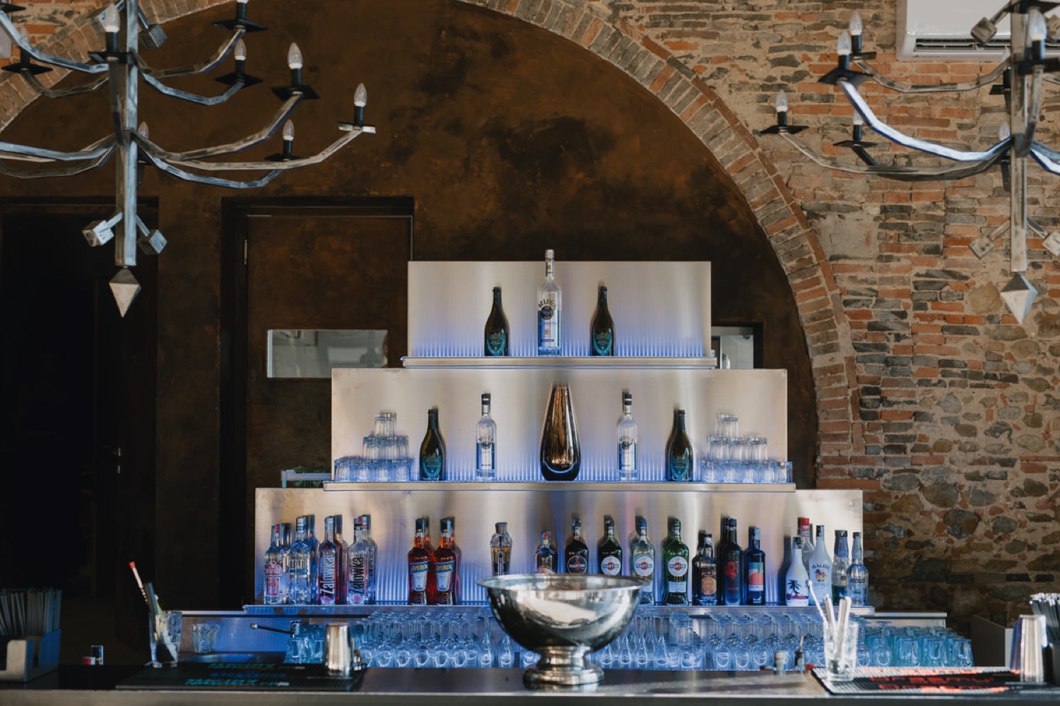 L'angolo bar sotto le volte in mattoni