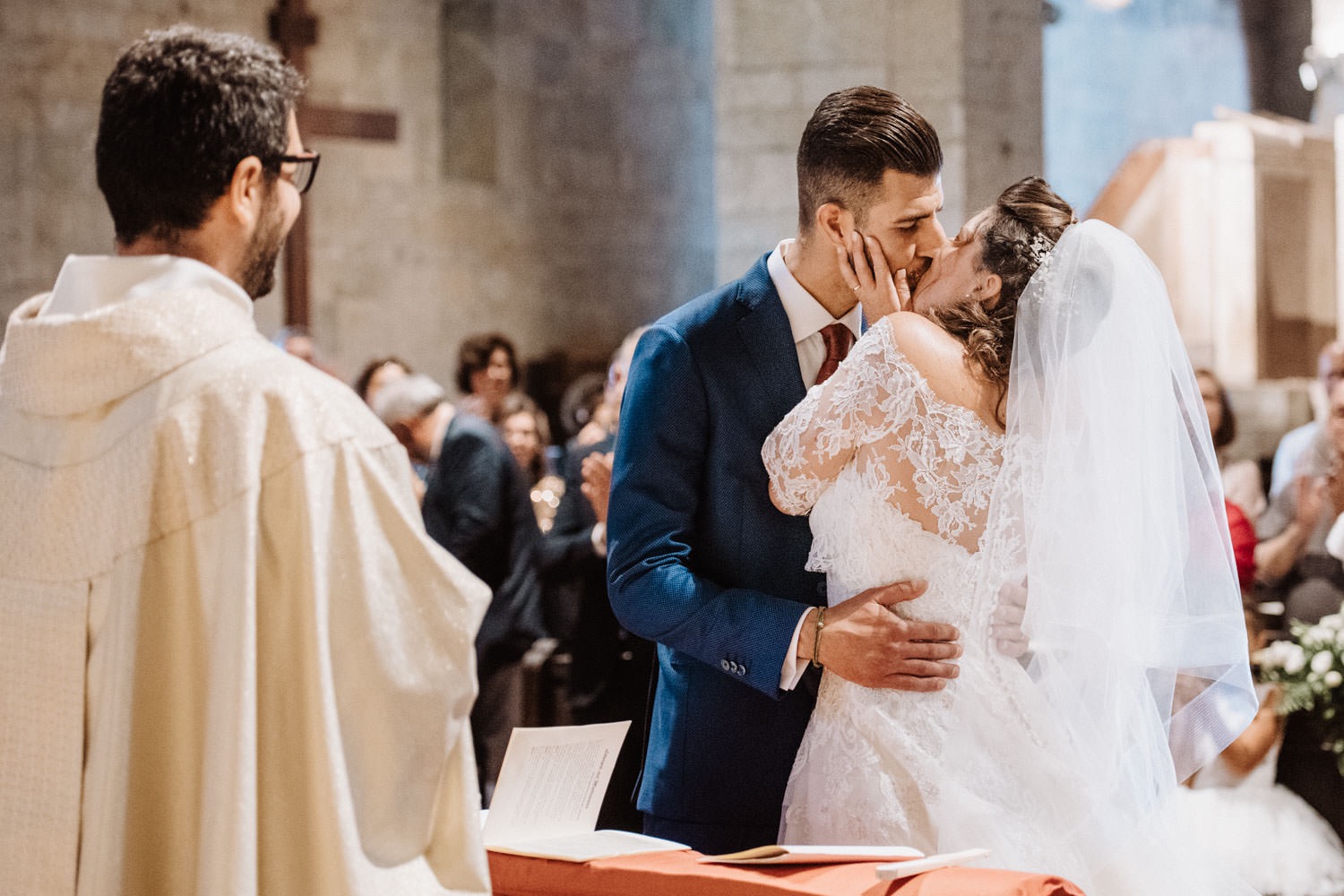 Il bacio degli sposi in chiesa
