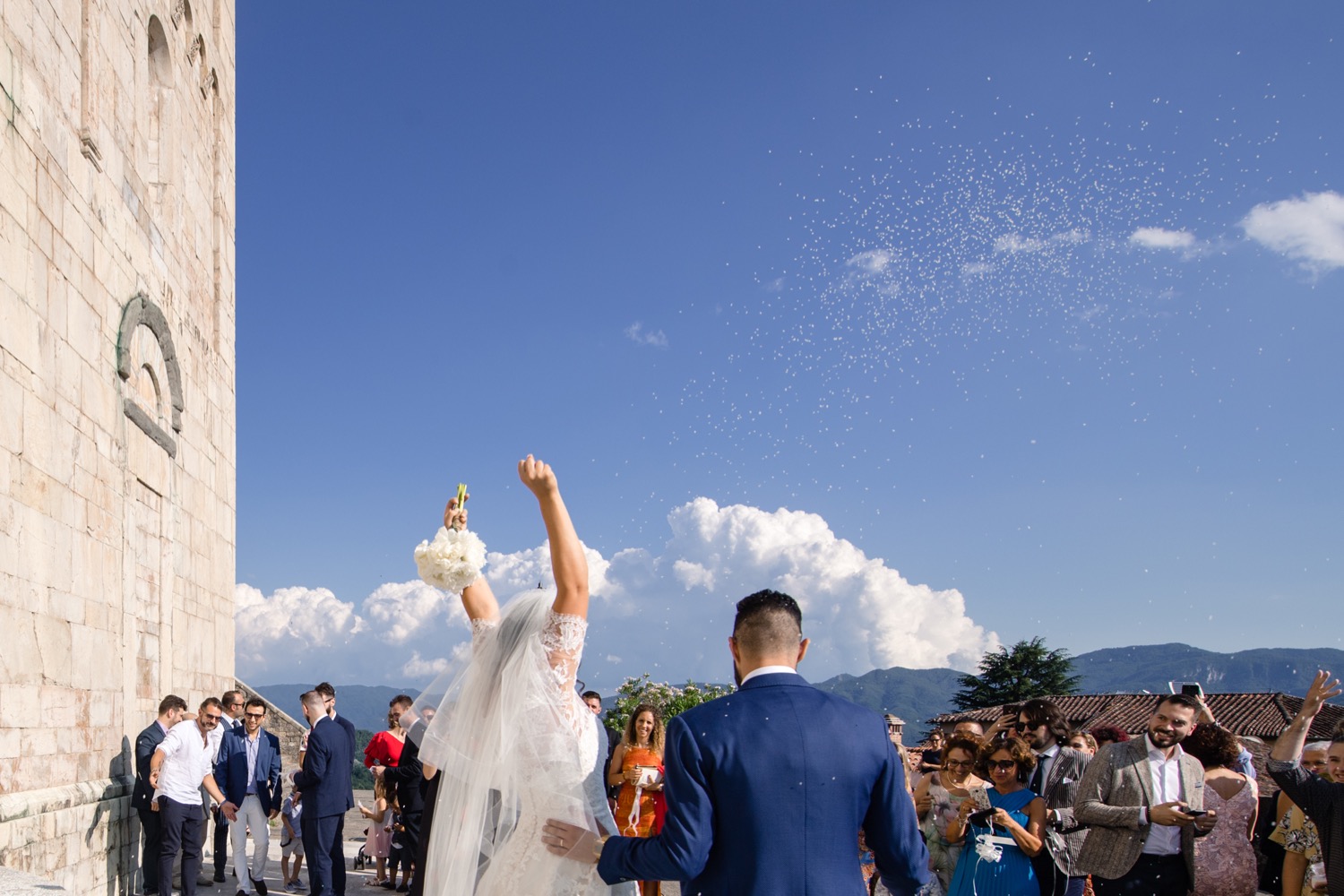 Il lancio sugli sposi davanti al Duomo