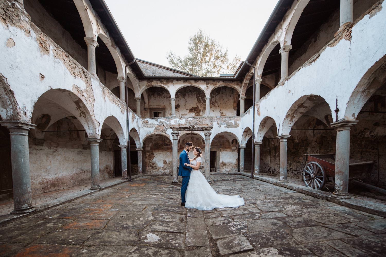 Matrimonio a Barga: gli sposi nel chiostro con gli archi