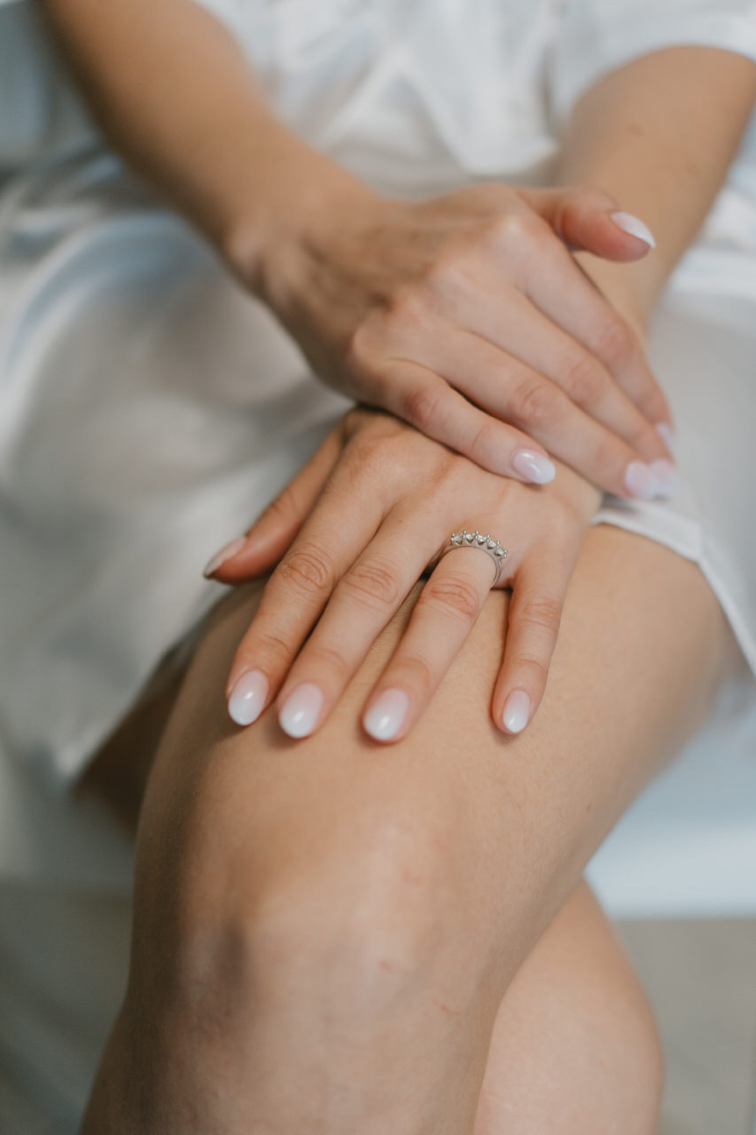 Mani della sposa con l'anello di fidanzamento