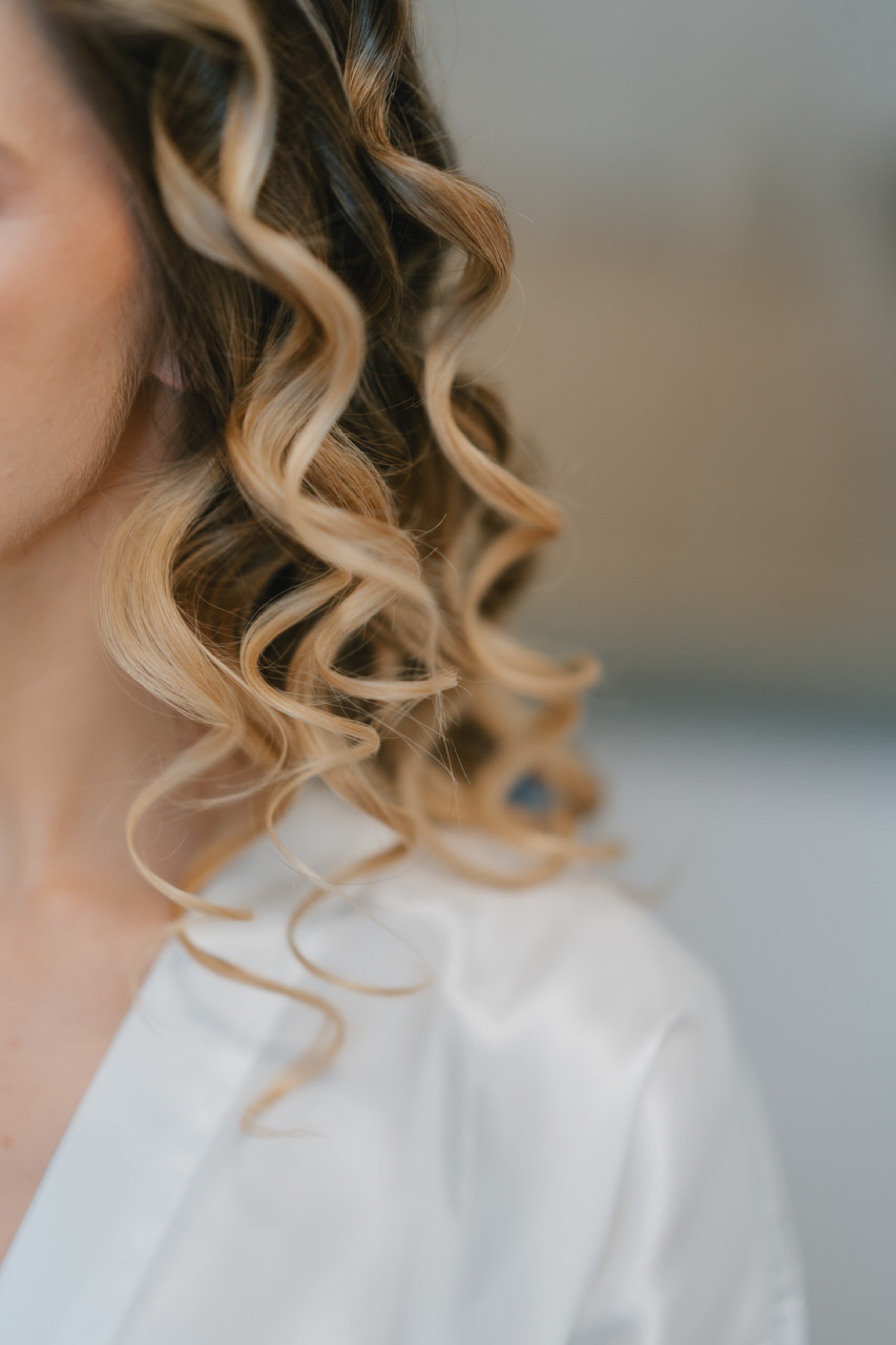 Dettaglio dei capelli mossi della sposa