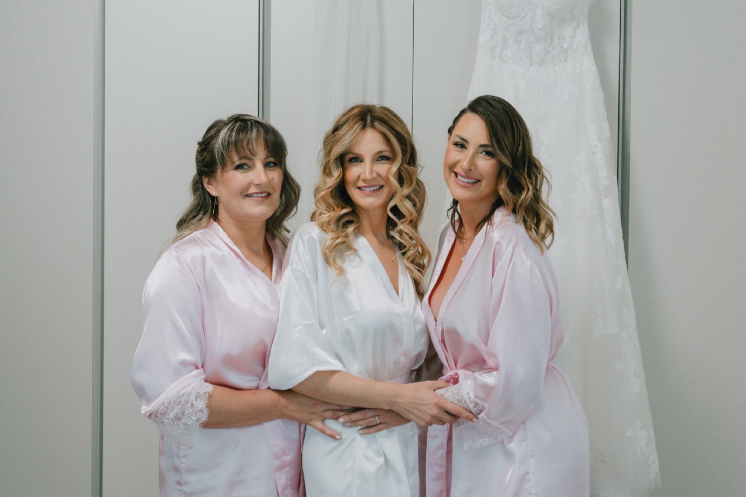 La sposa con le amiche in vestaglia