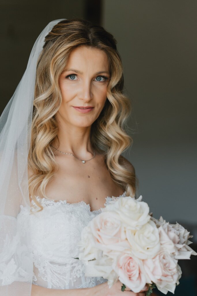 Ritratto della sposa con il velo e il bouquet