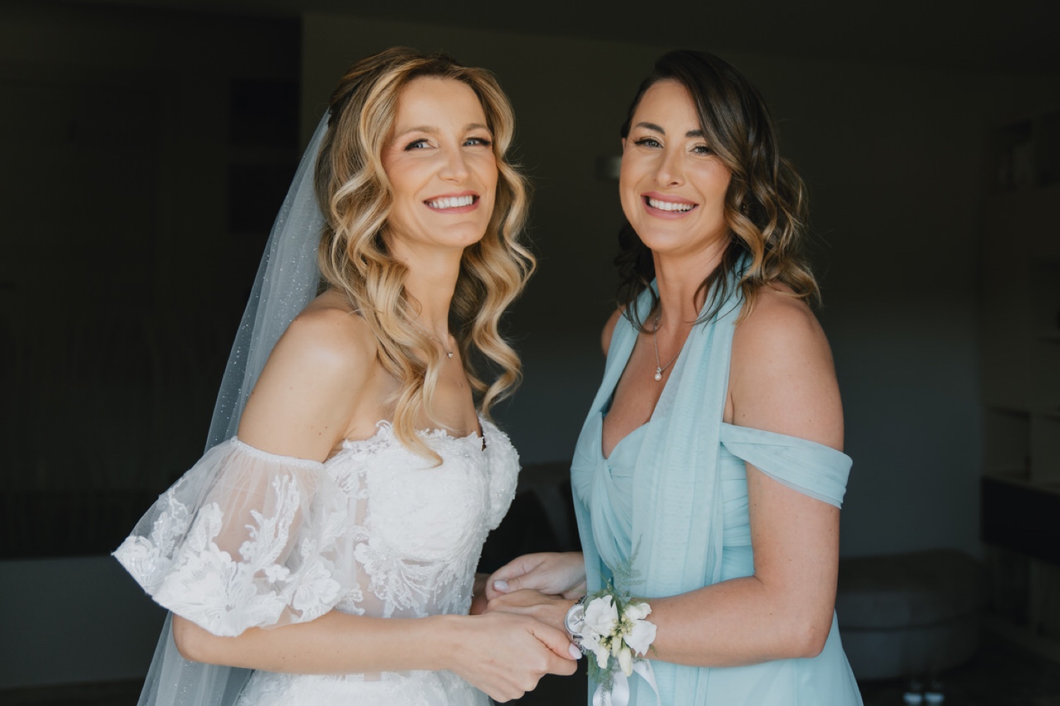 La sposa con un'amica in abito azzurro