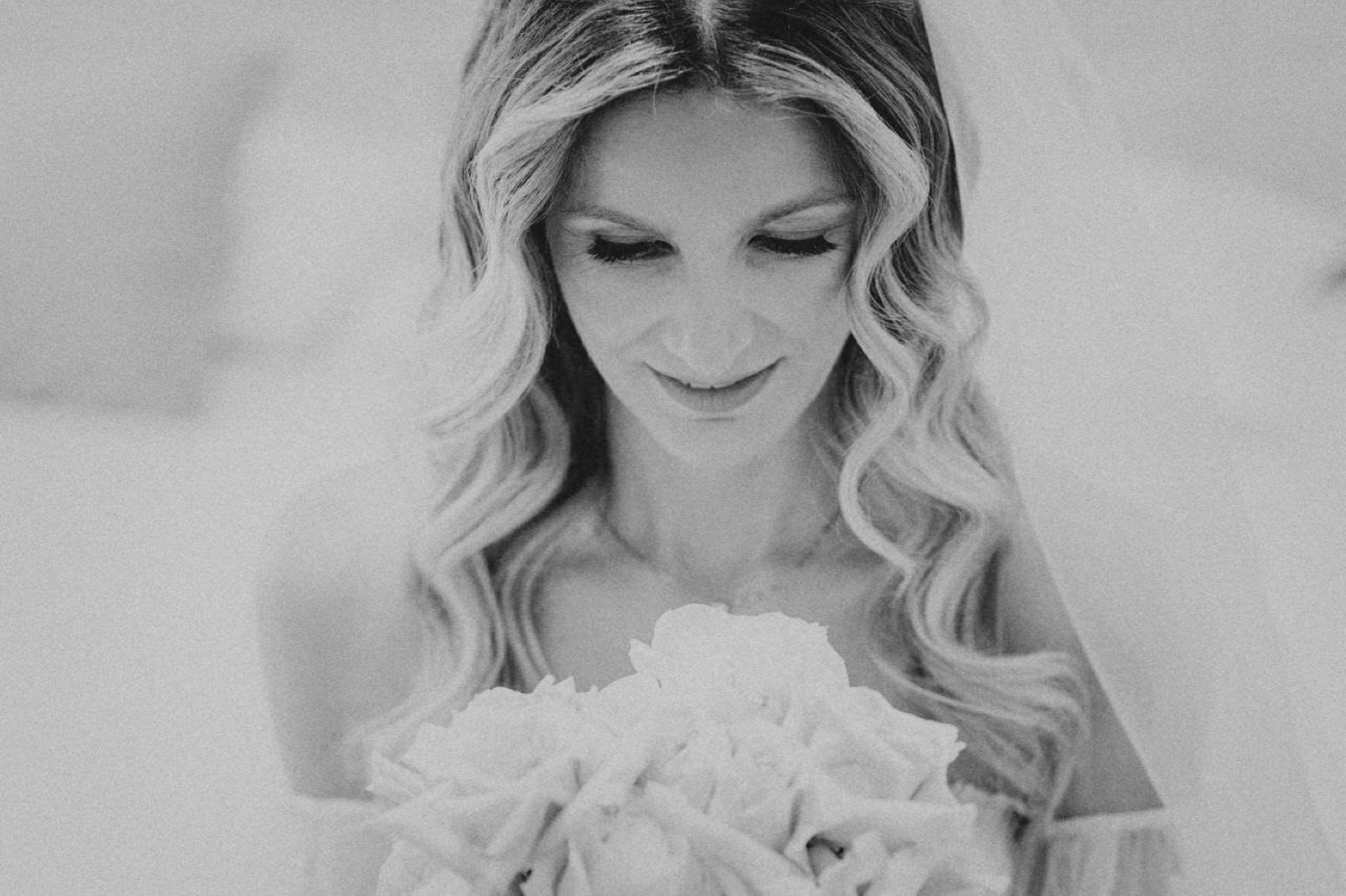 La sposa sorride, in bianco e nero
