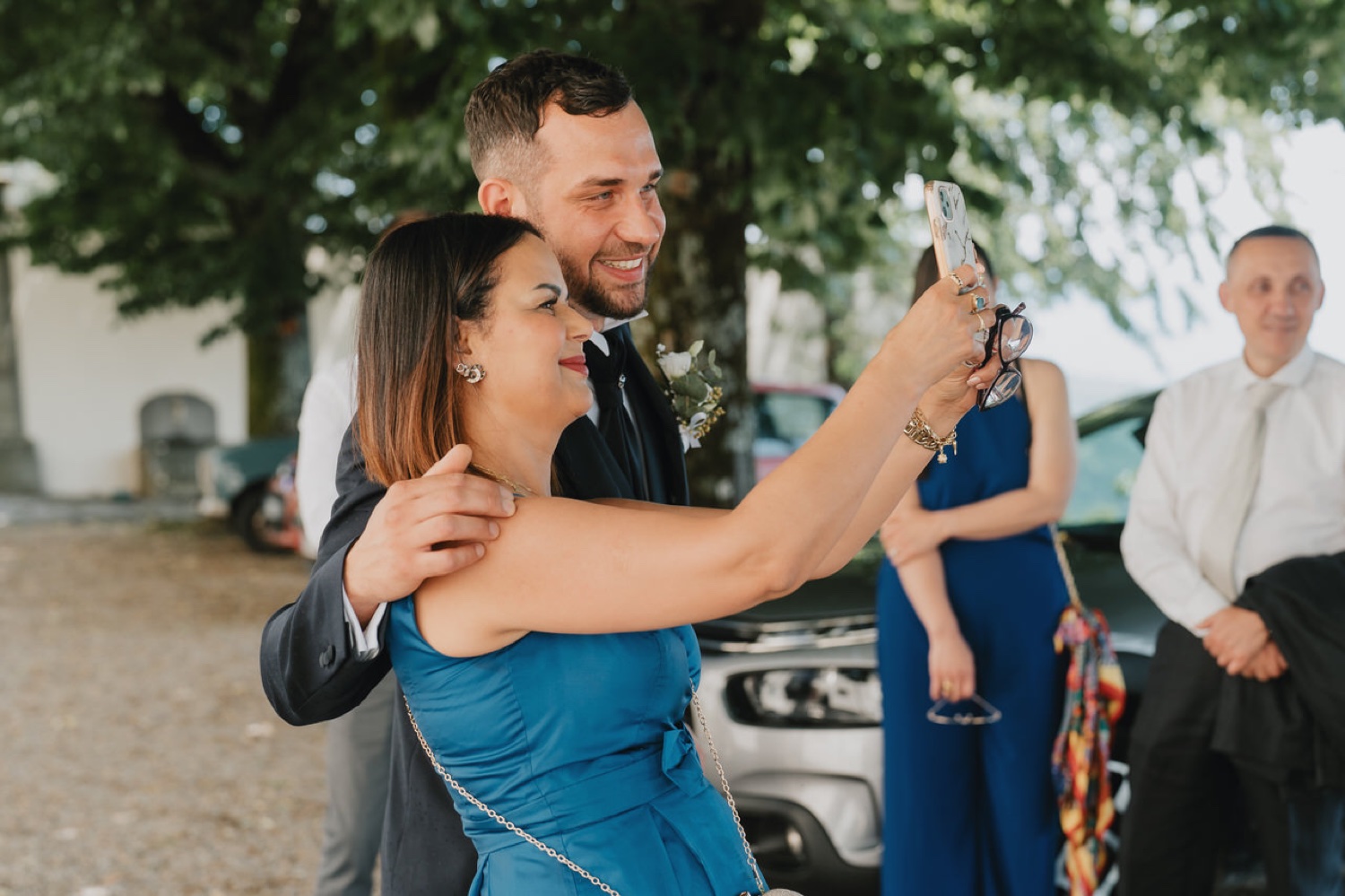 Lo sposo con gli invitati davanti alla chiesa