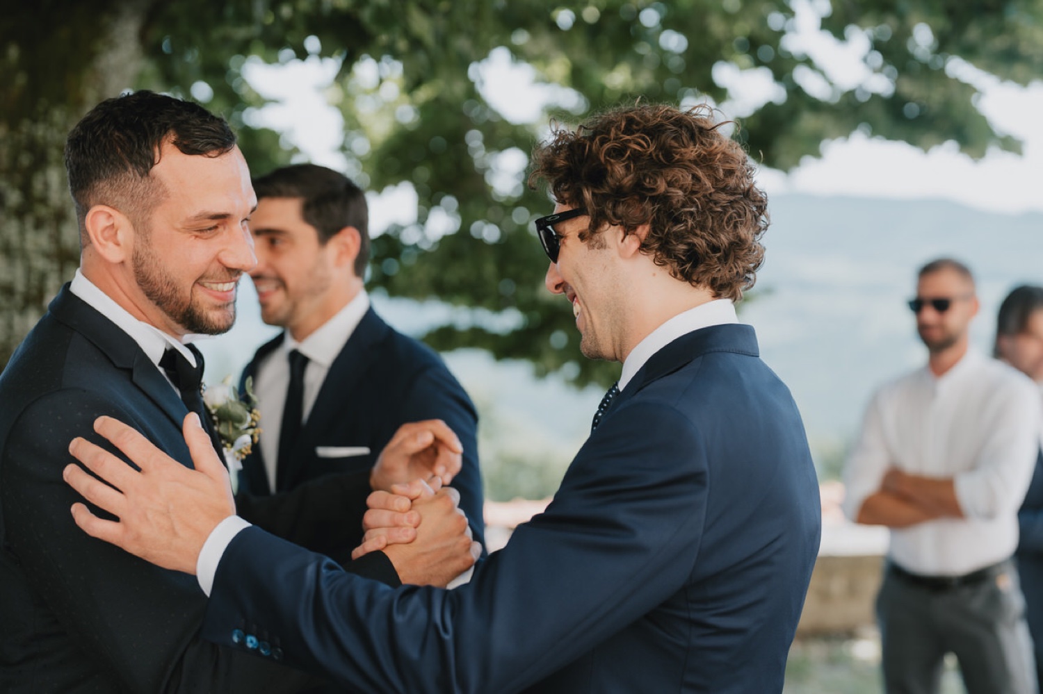 Gli amici abbracciano lo sposo