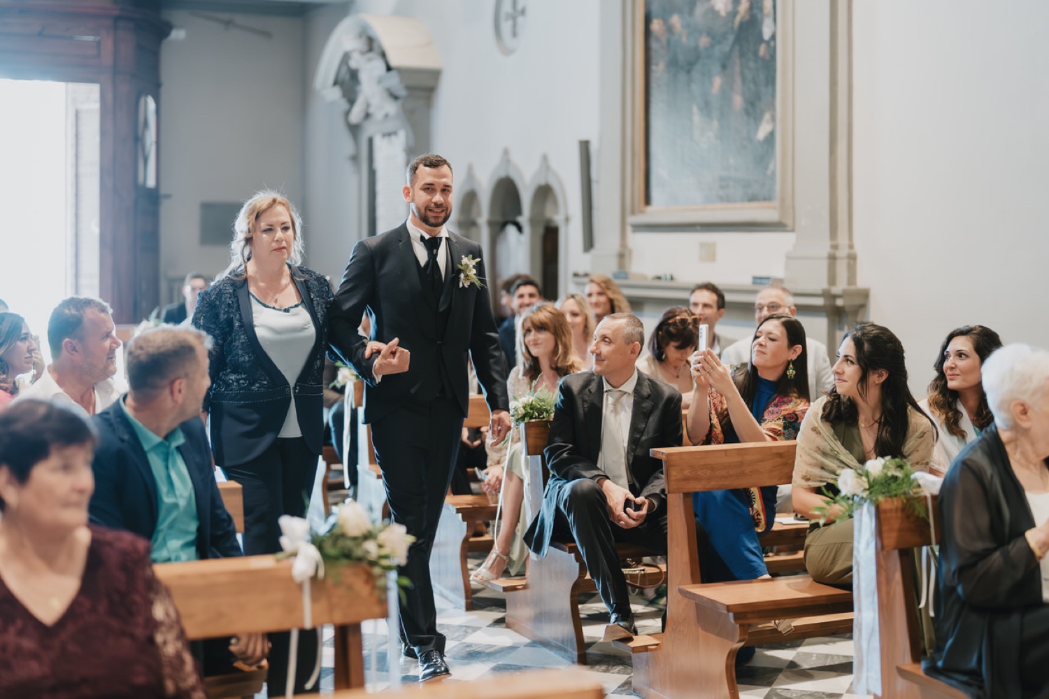Lo sposo all'altare con gli invitati
