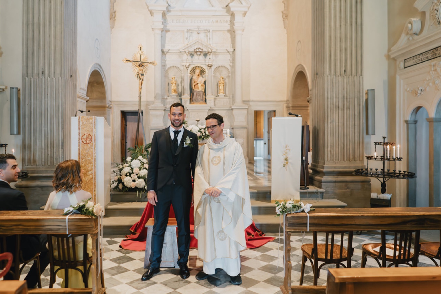 Lo sposo e il sacerdote all'altare