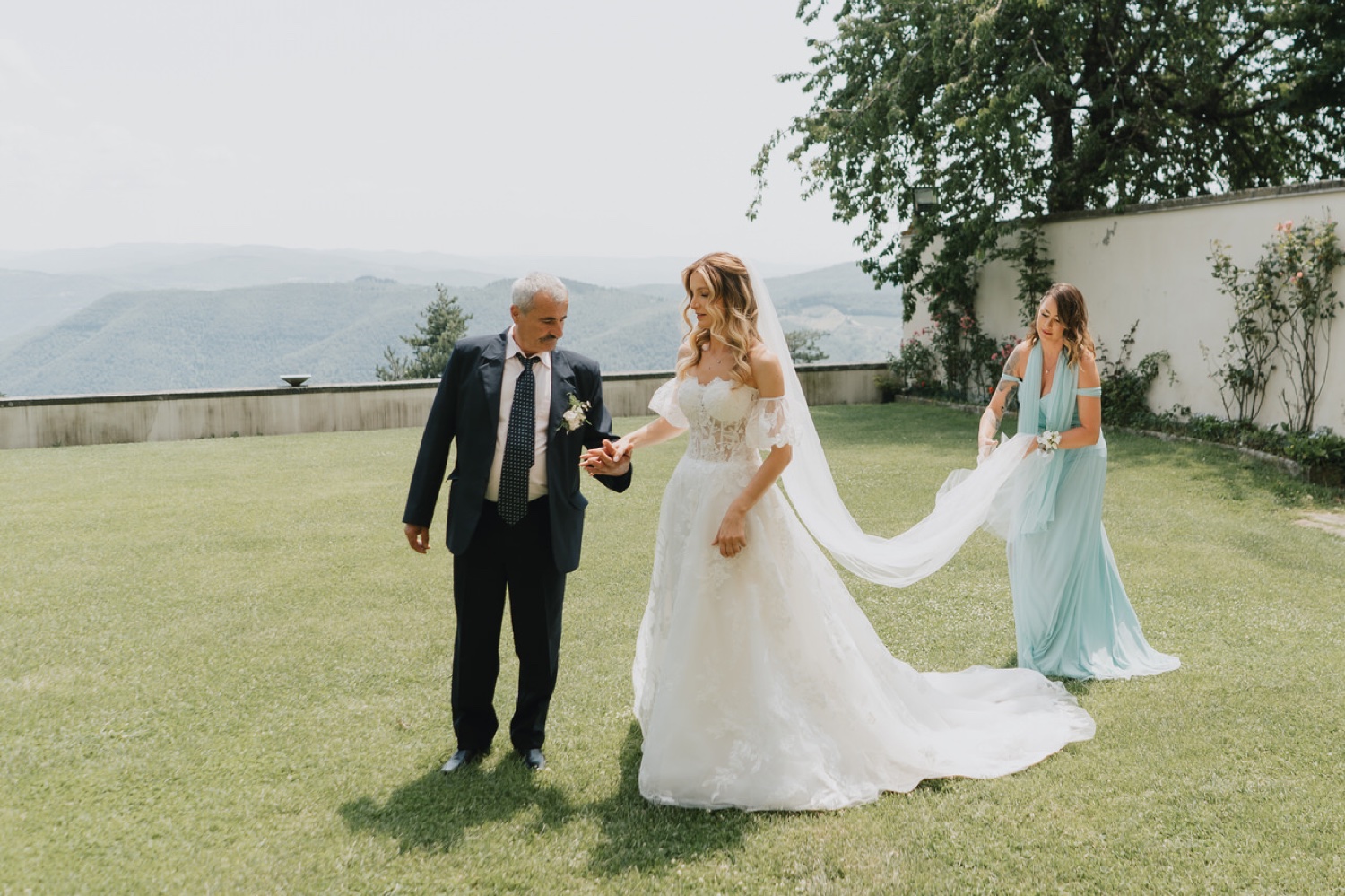 La sposa arriva sul prato davanti alla chiesa