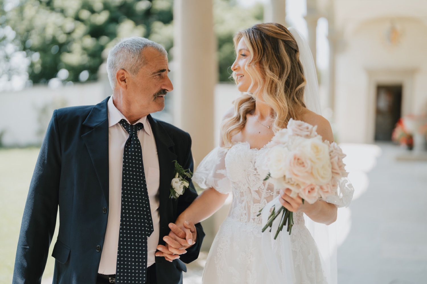 La sposa a braccetto verso la chiesa