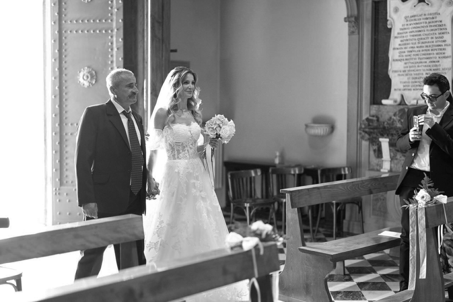 La sposa entra in chiesa, in bianco e nero