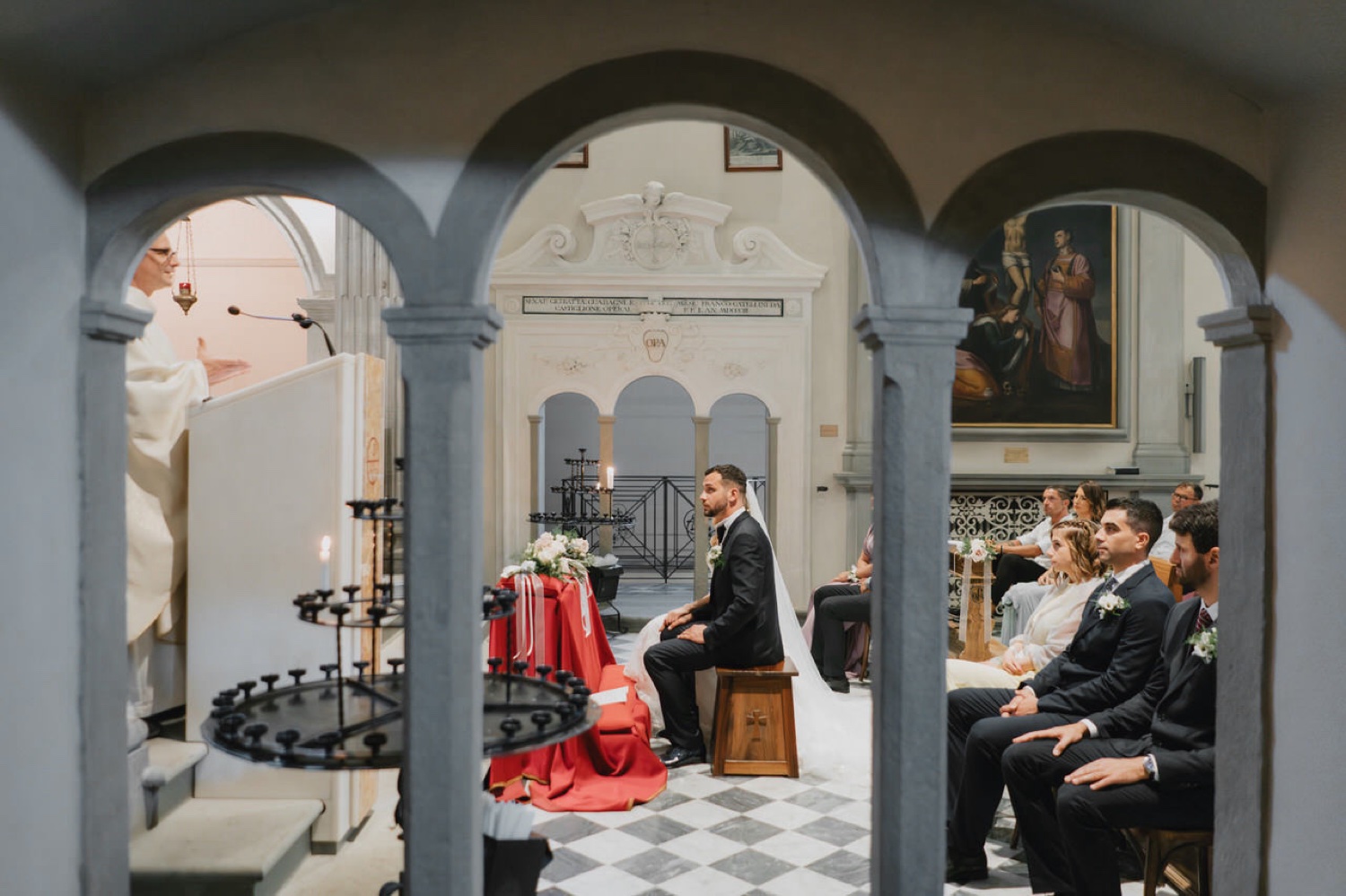 Gli invitati visti tra gli archi