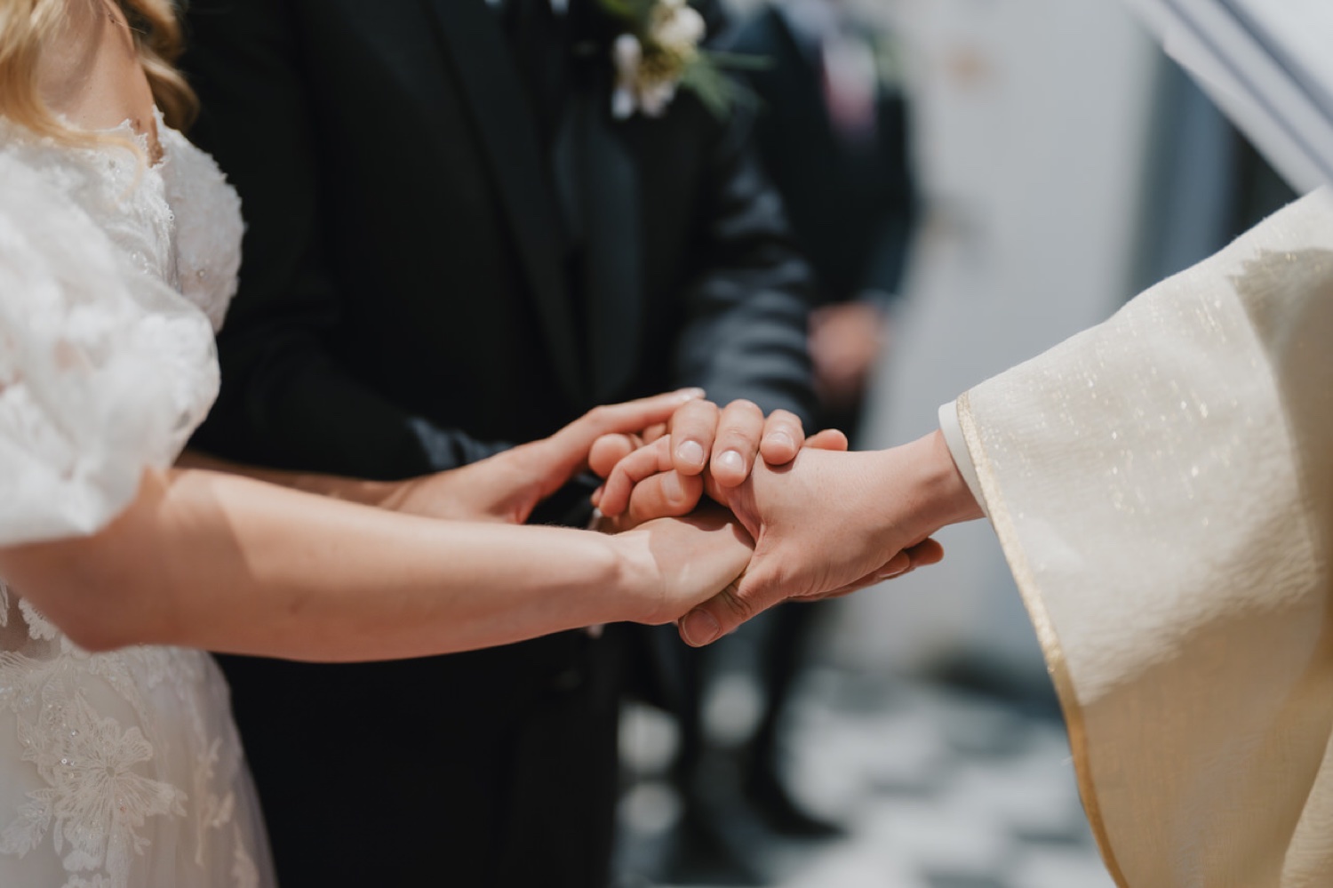 Le mani degli sposi durante la promessa