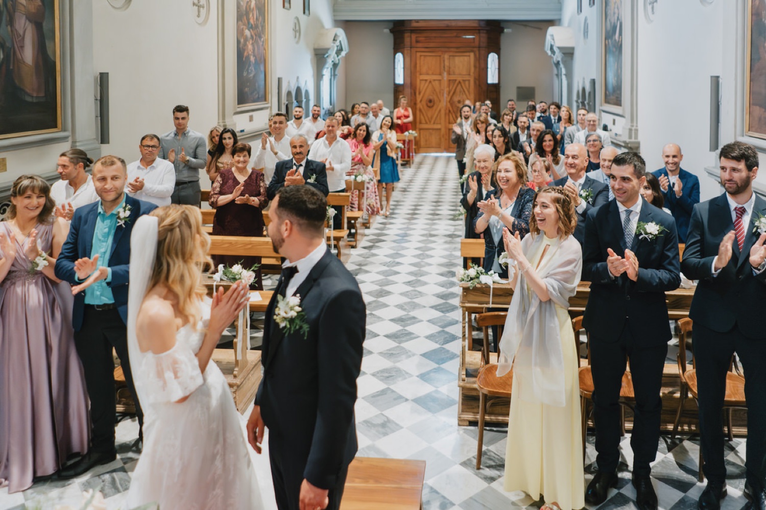 Gli sposi all'altare tra gli invitati