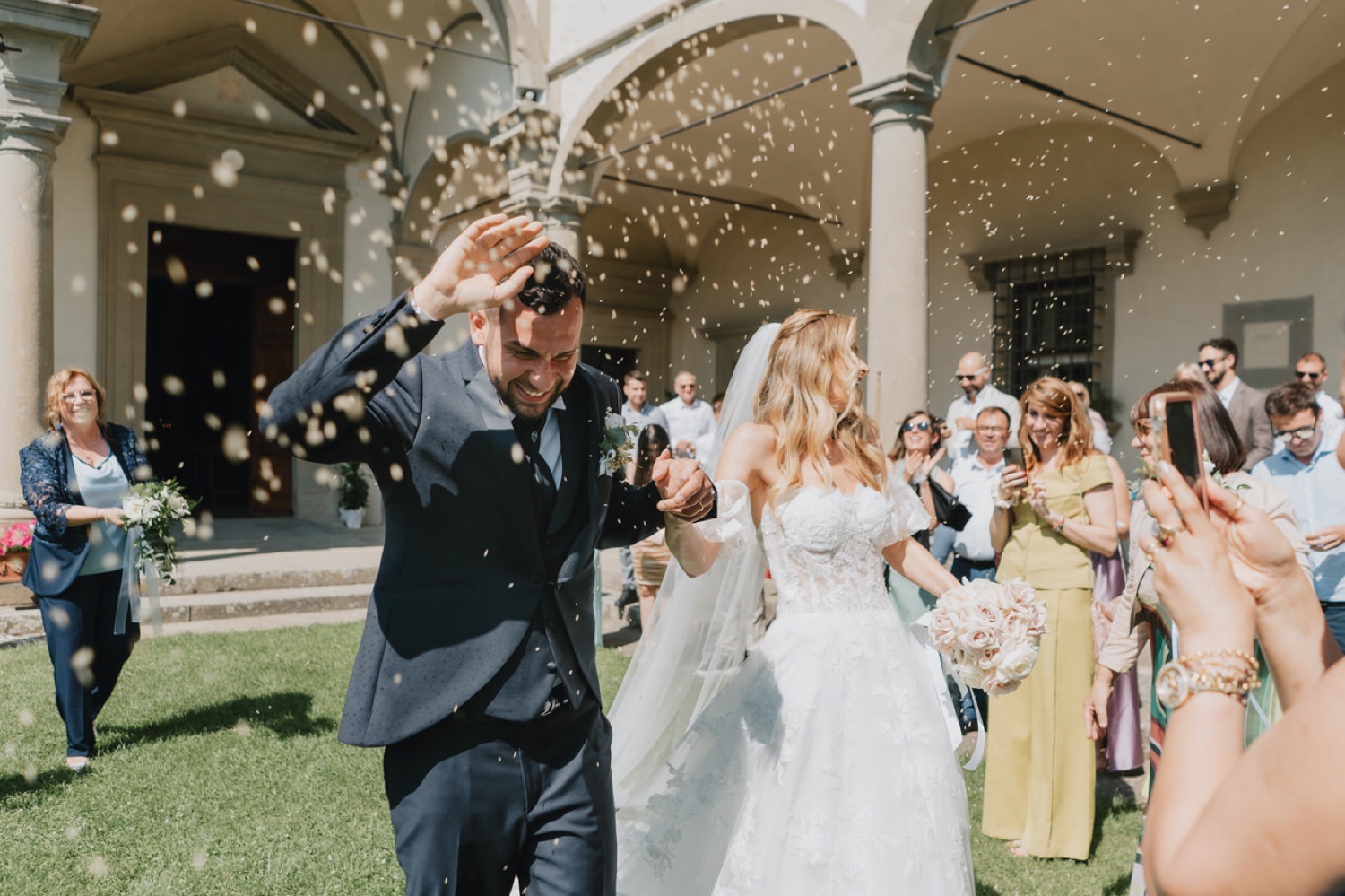 Il lancio all'uscita dalla chiesa