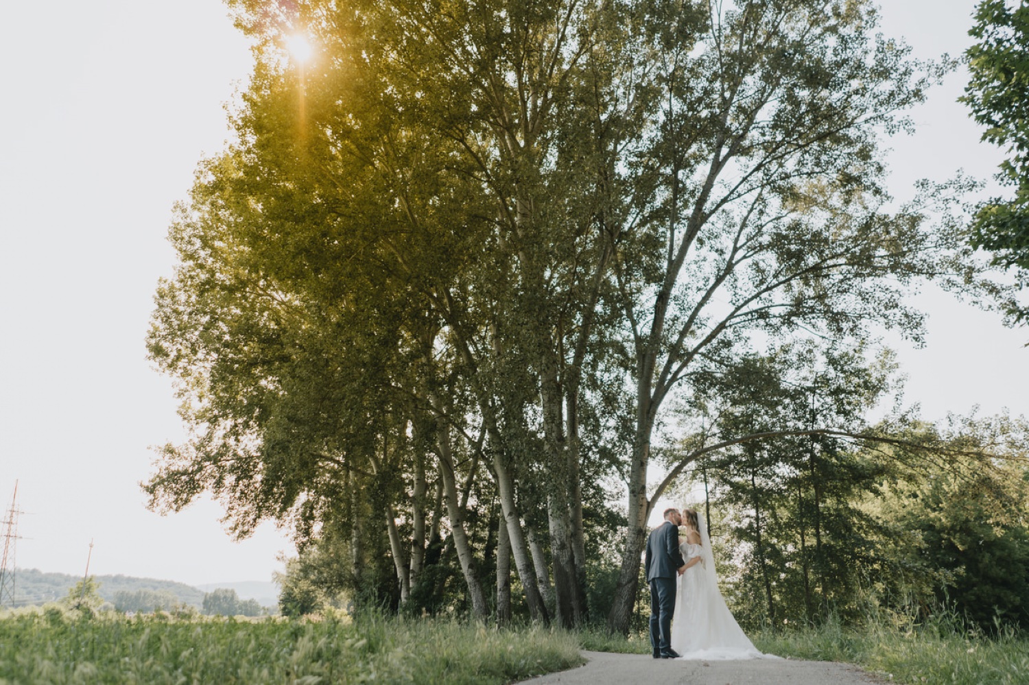 La sposa sotto un albero nella luce del pomeriggio
