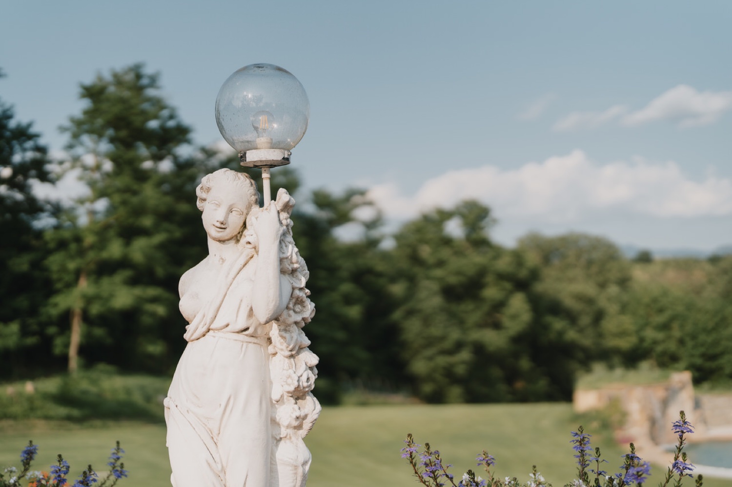 Statua nel giardino della villa