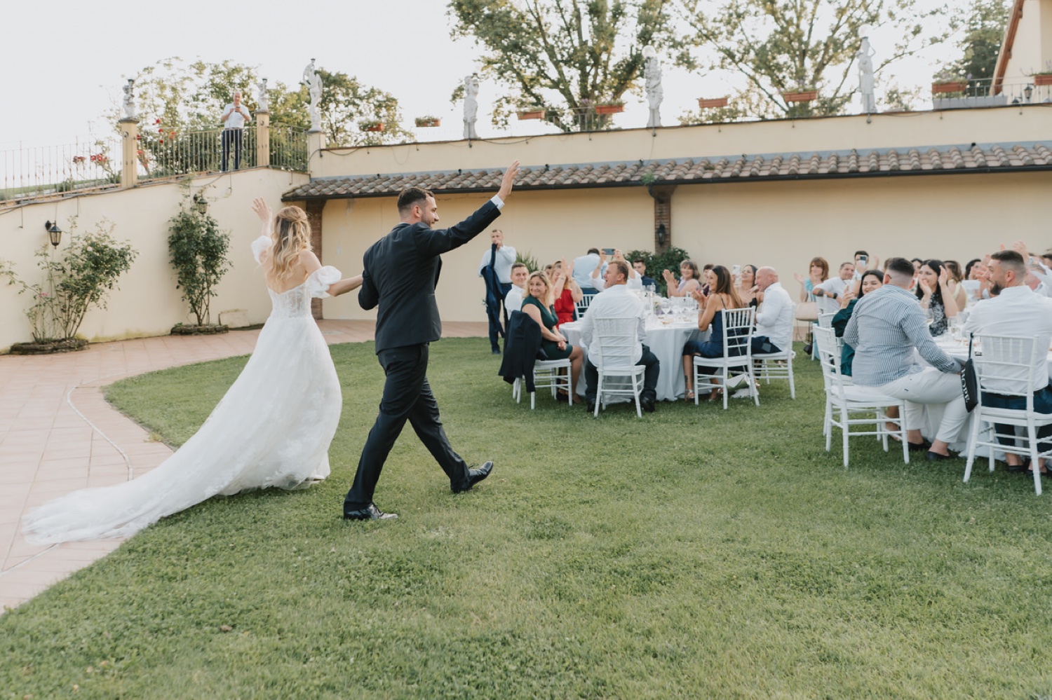 Gli sposi entrano sul prato tra gli invitati