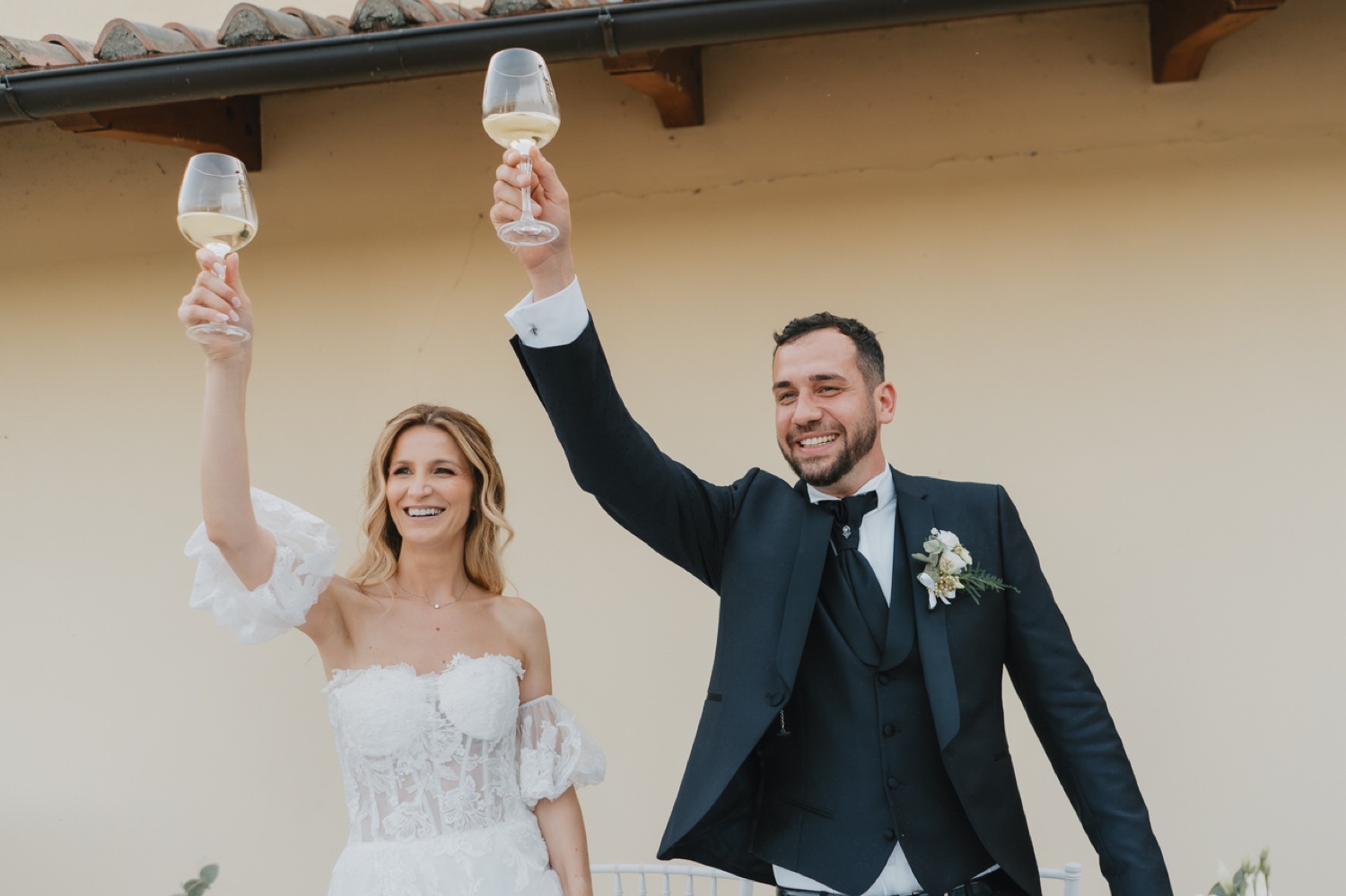 Gli sposi alzano i calici