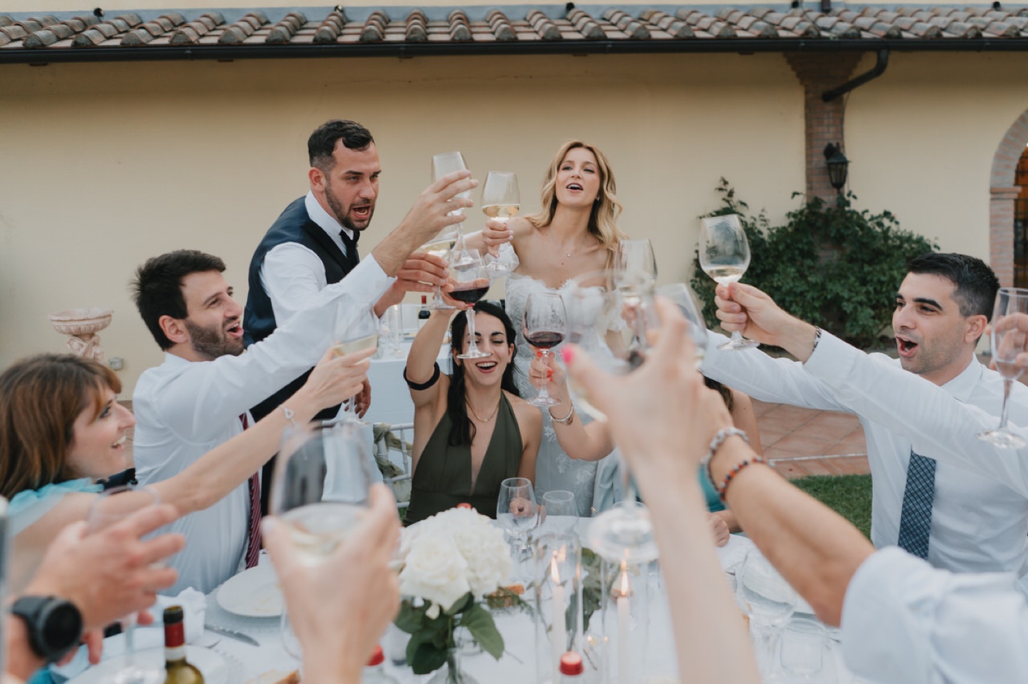 Brindisi tra gli amici