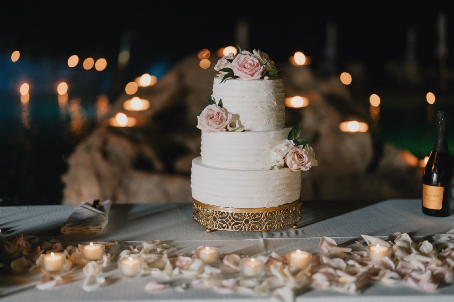 La torta a tre piani con le candele