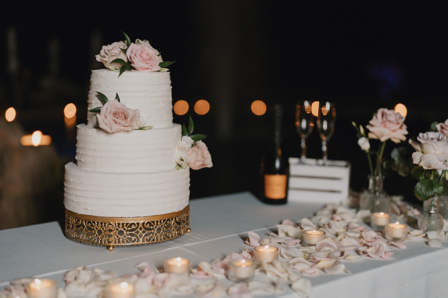 La torta sul tavolo con le candele