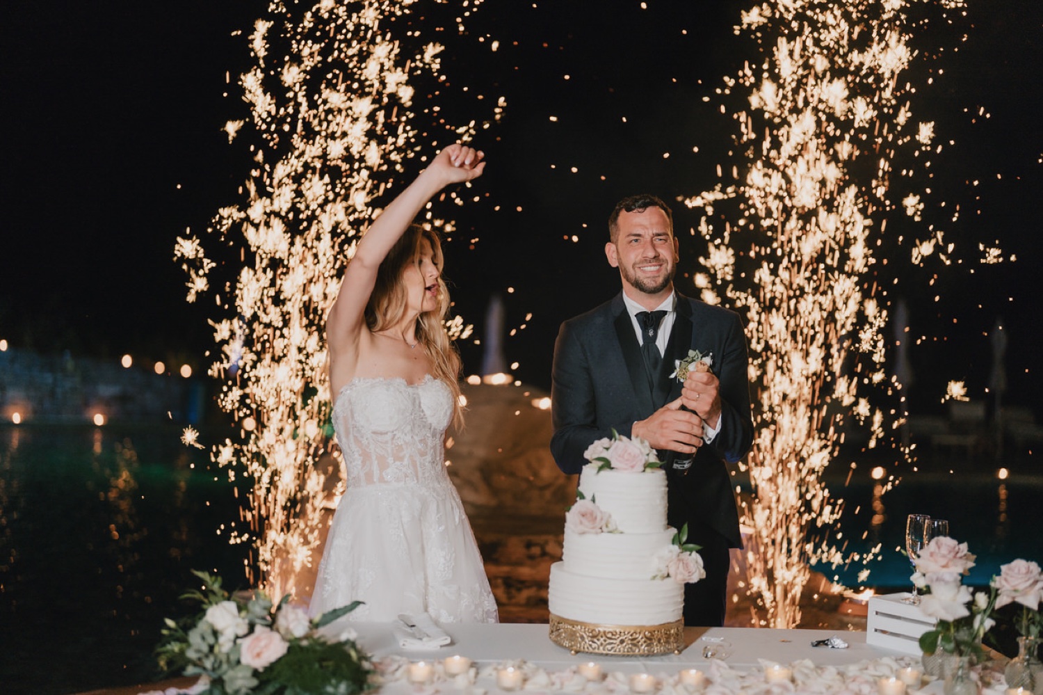 Le fontane luminose accanto alla torta
