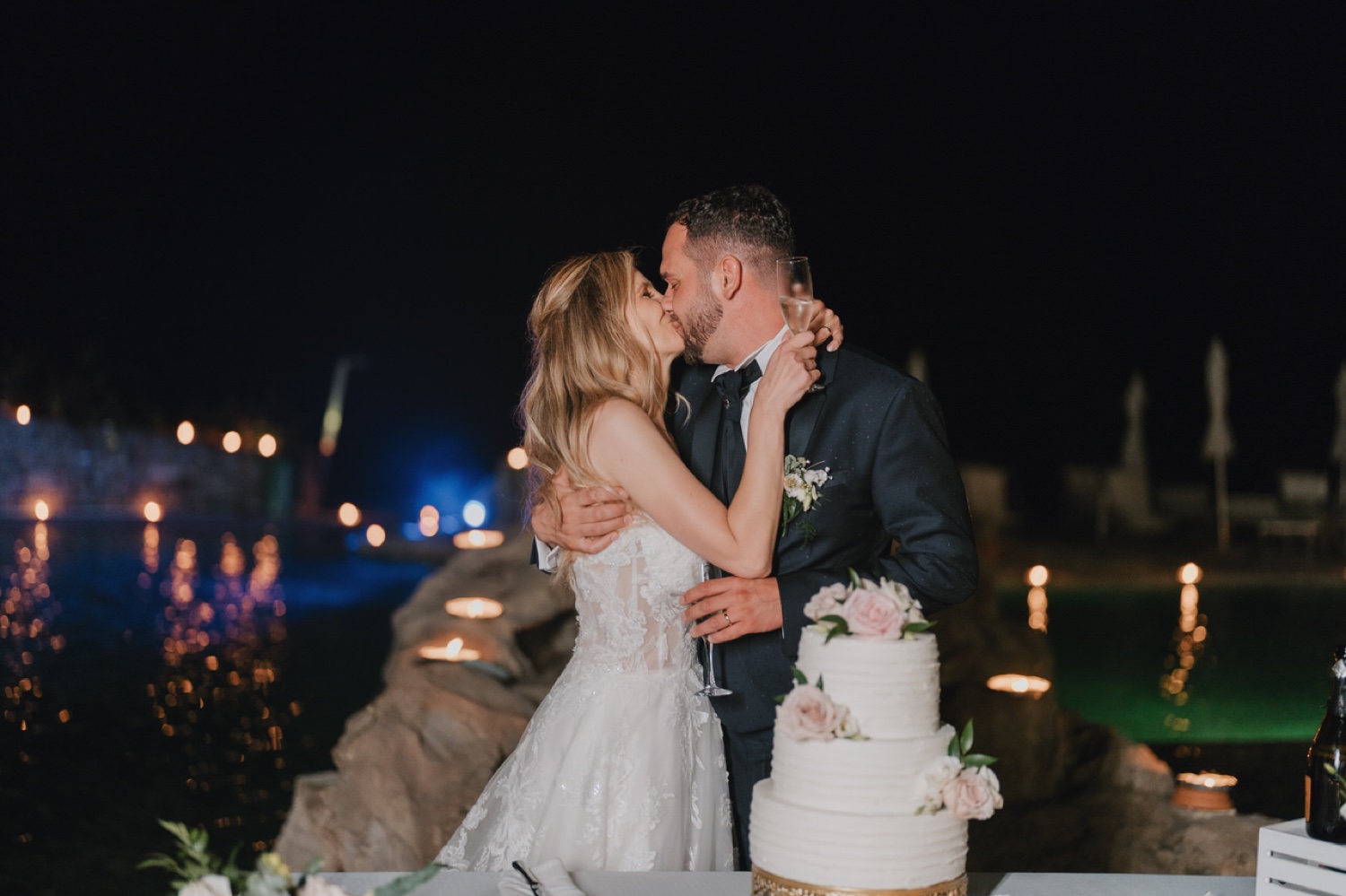 Bacio davanti alla torta