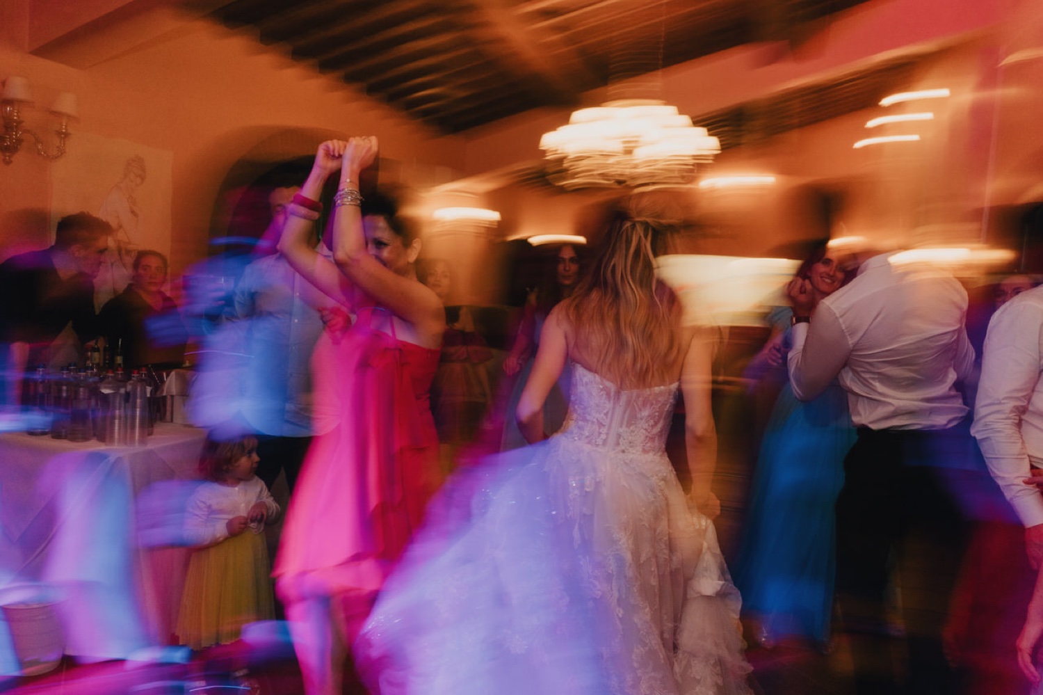 Balli nella sala con le travi