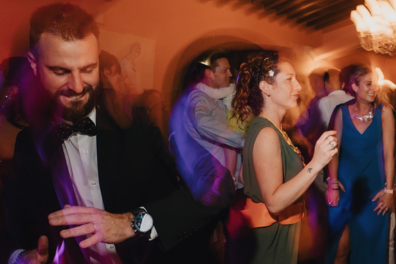 Lo sposo balla con gli invitati
