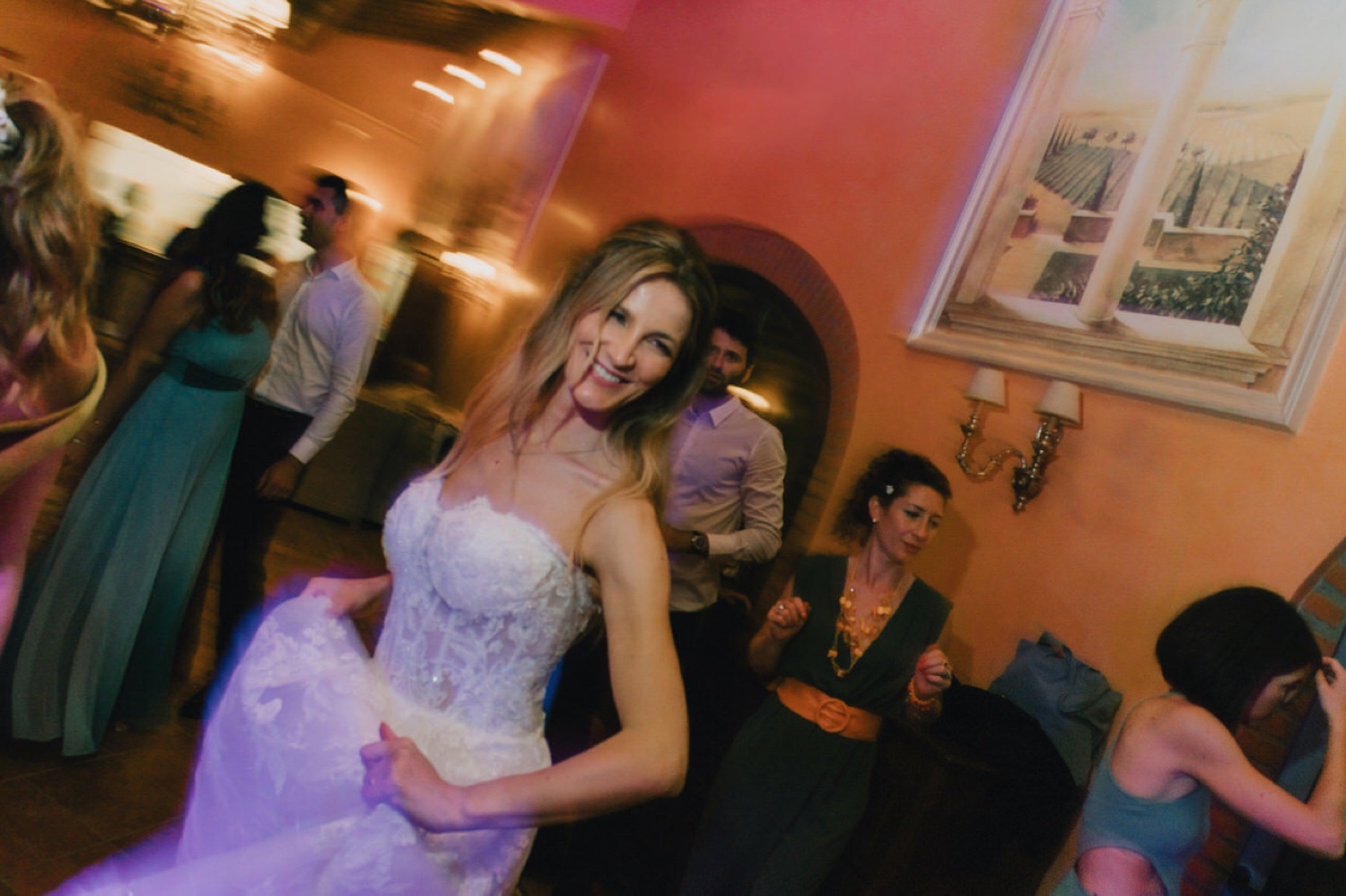 La sposa balla in sala