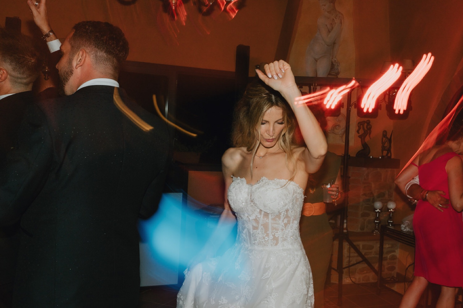 La sposa balla con le braccia alzate